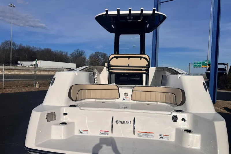 Slide: The Image of Yamaha 255 FSH Sport E 2026, rear view on parking lot. - 5
