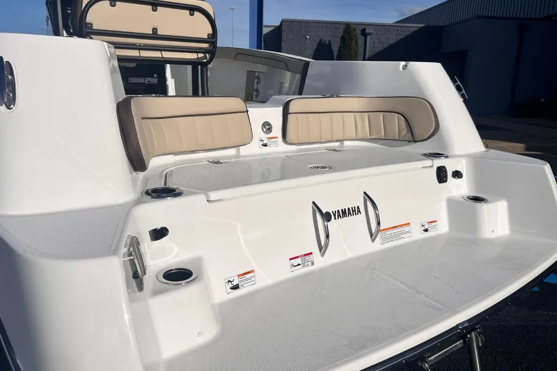 Slide: The Image of Yamaha 255 FSH Sport E 2026 featuring comfortable seating and sleek design. - 6