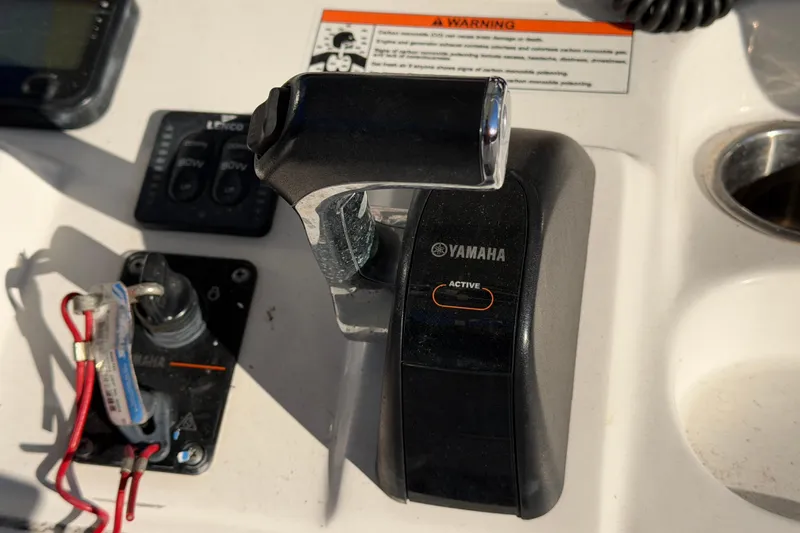 Slide: The Image of Yamaha throttle control on 2015 Sea Hunt Ultra 225 boat dashboard. - 33