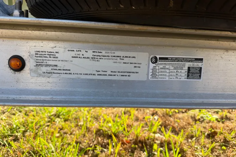 Slide: The Image of Trailer label with specifications for a 2015 Sea Hunt Ultra 225 boat. - 65