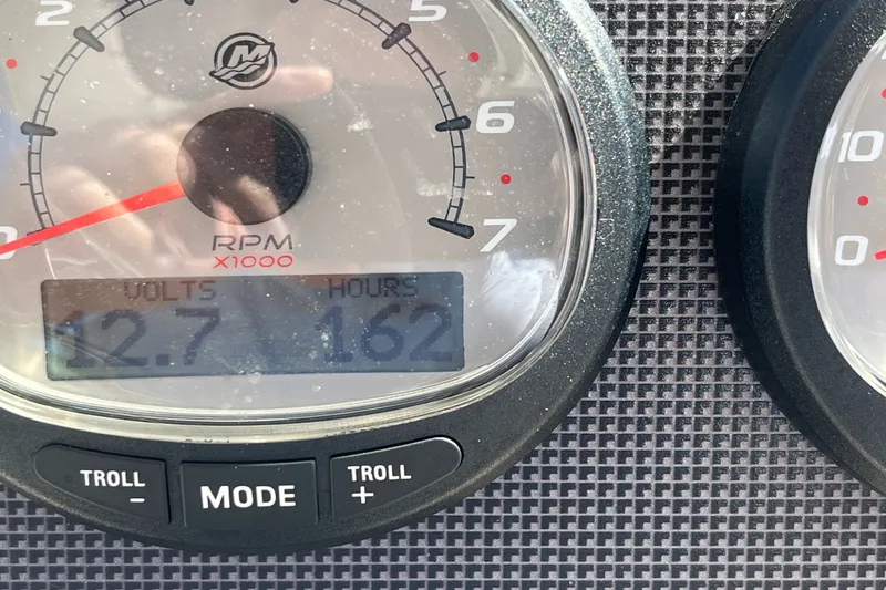 Slide: The Image of Boston Whaler 210 Montauk 2024 - 18