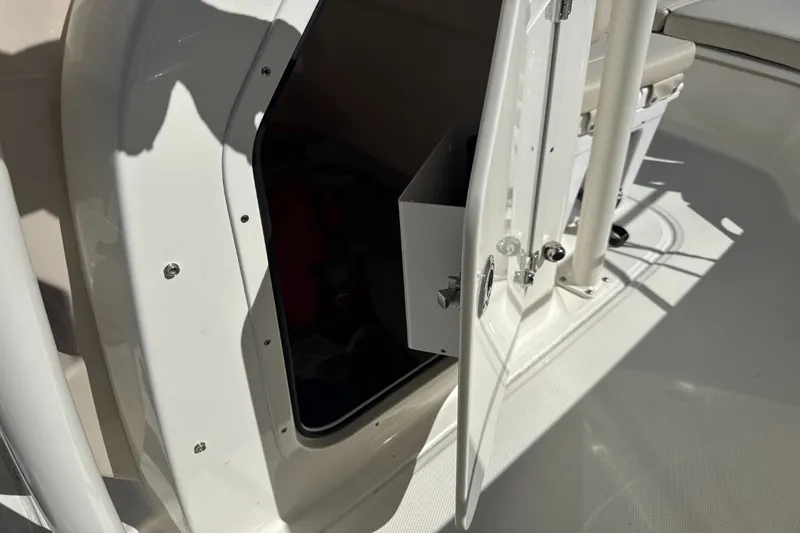 Slide: The Image of Boston Whaler 210 Montauk 2024 - 20