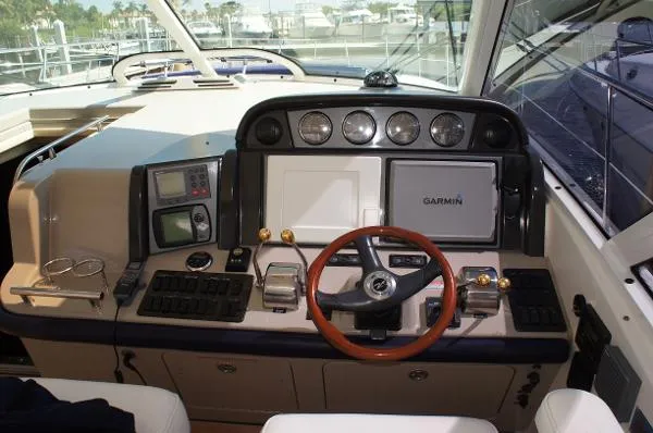Slide: The Image of Sea Ray 48 Sundancer With Lift 2006 - 9