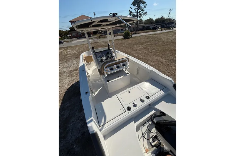 Slide: The Image of 2026 Bayliner Trophy T22CC boat with center console and spacious deck. - 15