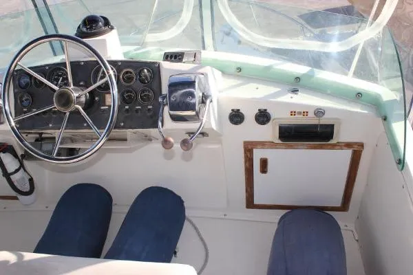 Slide: The Image of Bertram 28 Flybridge CRUISER 1985 - 11