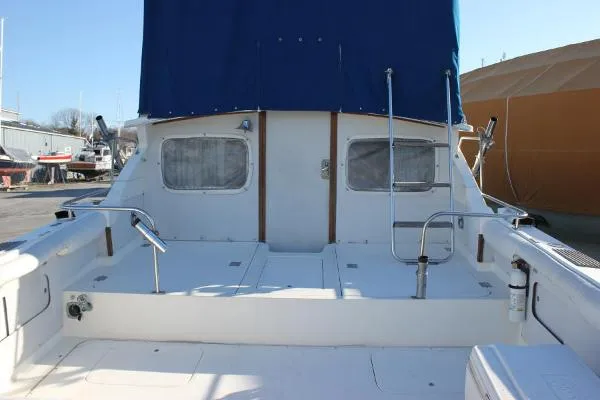 Slide: The Image of Bertram 28 Flybridge CRUISER 1985 - 8