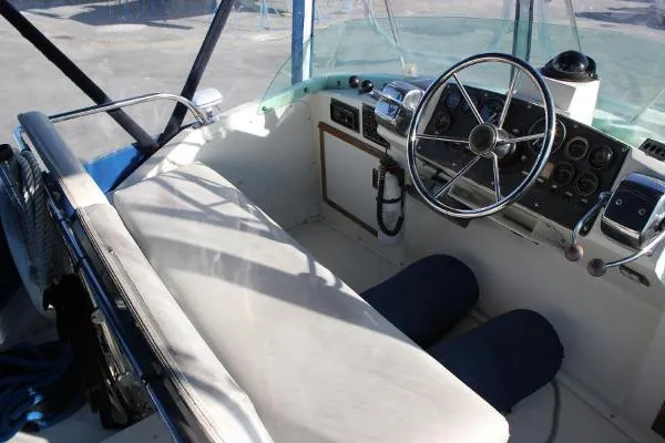 Slide: The Image of Bertram 28 Flybridge CRUISER 1985 - 9