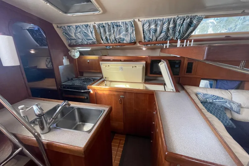 Slide: The Image of Sailboat control lines labeled: Stay Sail Halyard, Main Halyard, Main Sheet, Main Outhaul. Hunter 460, 1999. - 26