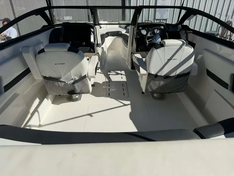 Slide: The Image of Larson LX 225S IO 2015 - 10