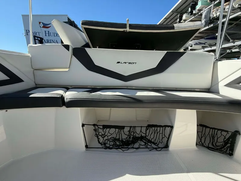 Slide: The Image of Larson LX 225S IO 2015 - 12