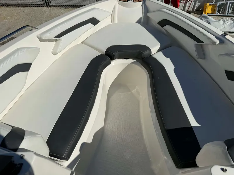 Slide: The Image of Larson LX 225S IO 2015 - 13