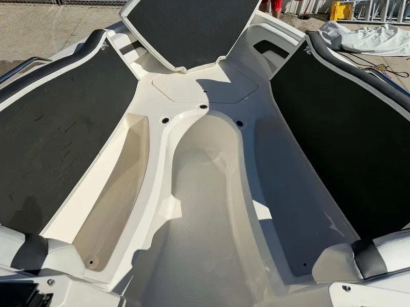 Slide: The Image of Larson LX 225S IO 2015 - 14