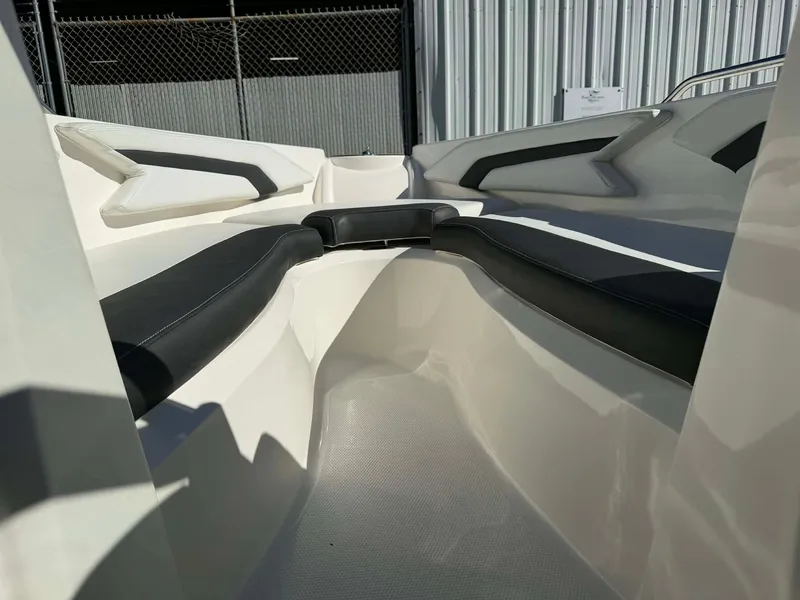 Slide: The Image of Larson LX 225S IO 2015 - 15