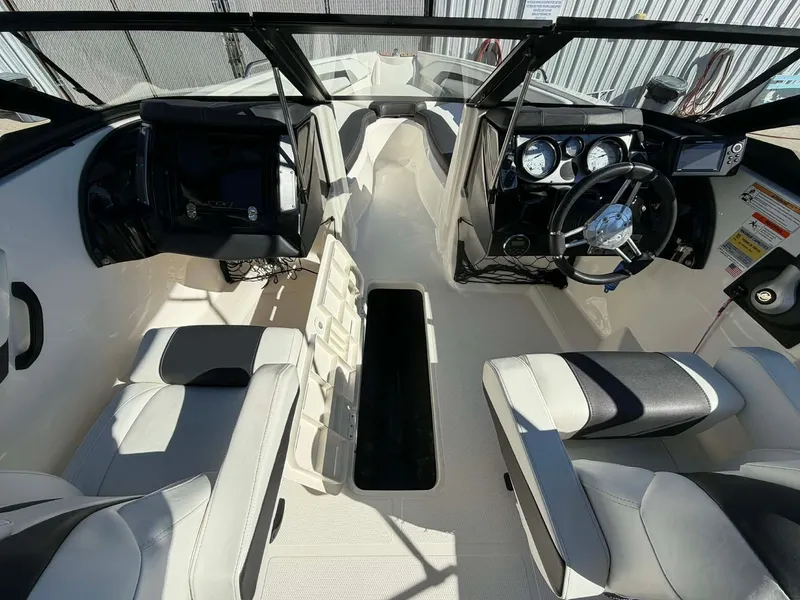 Slide: The Image of Larson LX 225S IO 2015 - 16