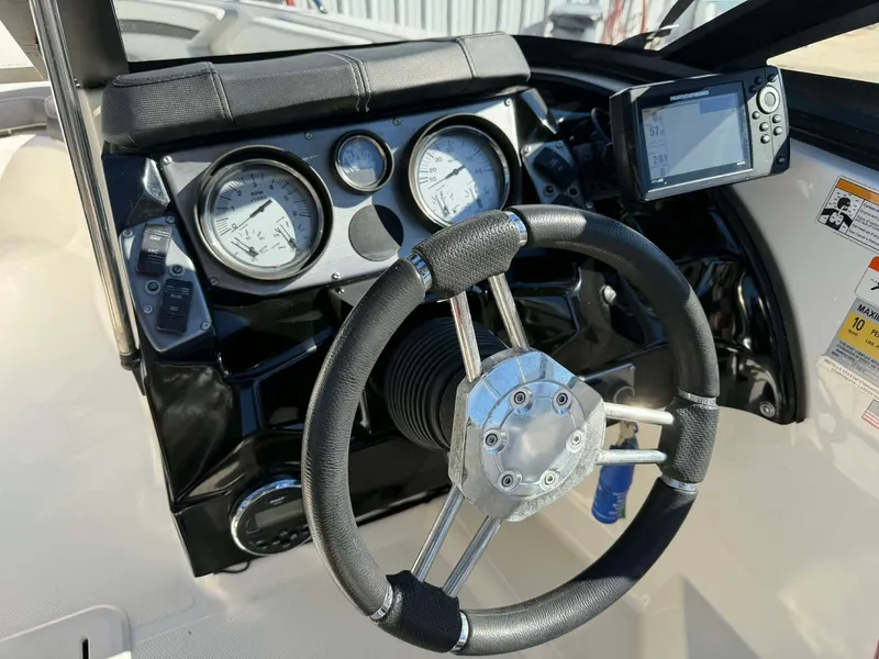 Slide: The Image of Larson LX 225S IO 2015 - 17