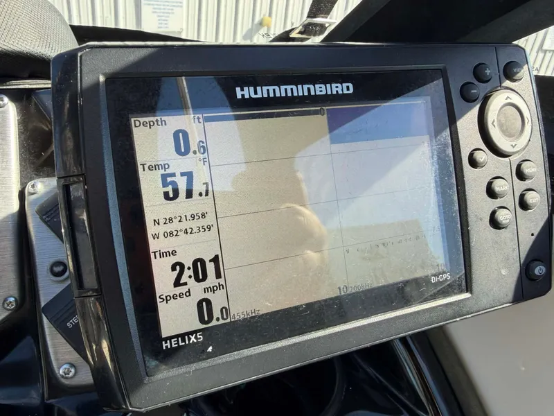 Slide: The Image of Larson LX 225S IO 2015 - 18