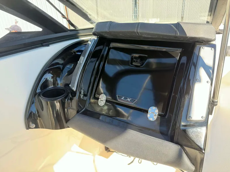 Slide: The Image of Larson LX 225S IO 2015 - 19