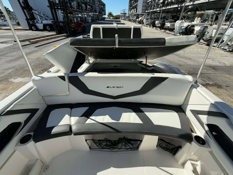 Slide: The Image of Larson LX 225S IO 2015 - 23