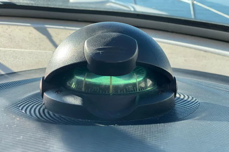 Slide: The Image of Compass on 2006 Four Winns 348 Vista boat dashboard, close-up view. - 63