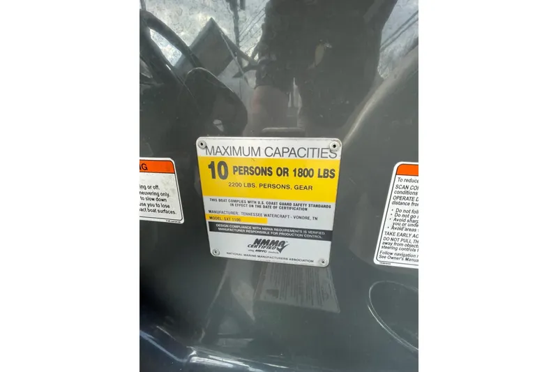 Slide: The Image of Capacity label on 2007 Yamaha Boats AR230 HO, maximum 10 persons or 1800 lbs. - 9