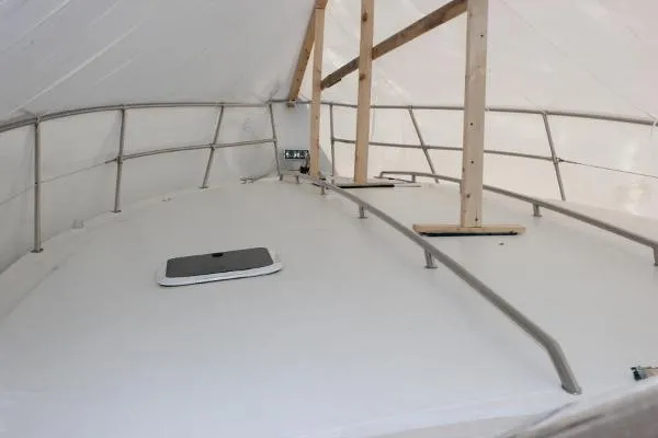 Slide: The Image of Sea Ray 400 Express Cruiser 1998 - 6
