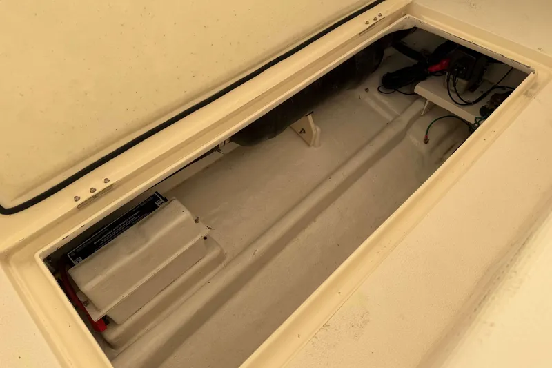 Slide: The Image of 2008 Henriques 30 Express storage compartment with battery and wiring. - 6