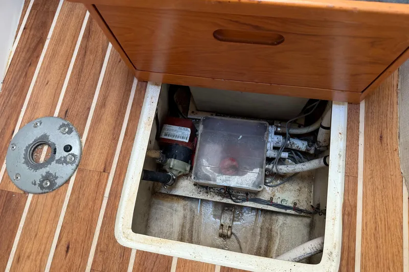 Slide: The Image of 2008 Henriques 30 Express boat interior showing underfloor compartment with mechanical components. - 73