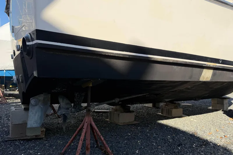 Slide: The Image of 2008 Henriques 30 Express boat on stands, showing hull and propeller. - 95