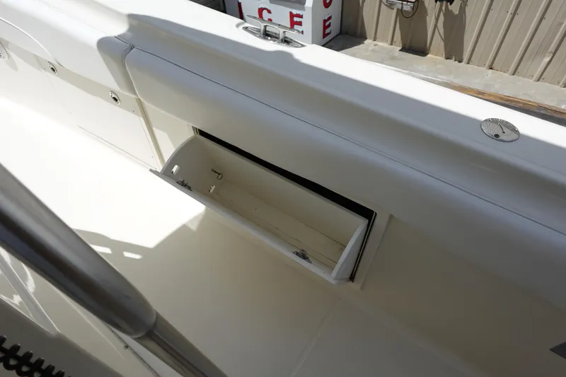 Slide: The Image of 2005 Hydra-Sports Vector 3300 CC boat storage compartment, open and empty. - 38