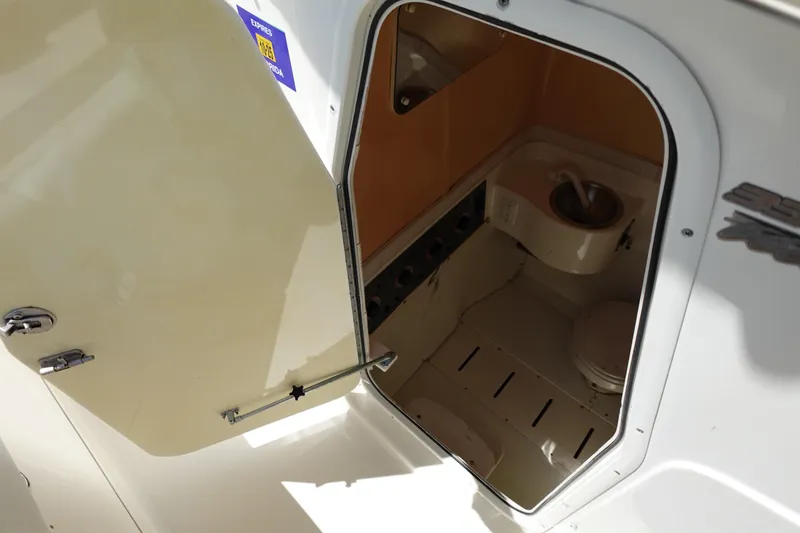 Slide: The Image of Hydra-Sports Vector 3300 CC 2005 - 60