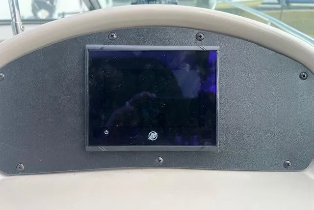 Slide: The Image of Dashboard of 2006 Sea Ray Sundancer 260 with central display screen. - 6