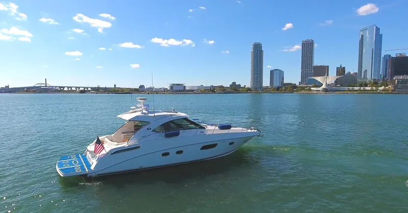 Slide: The Image of Sea Ray 470 Sundancer 2011 yacht on water with city skyline background. - 10