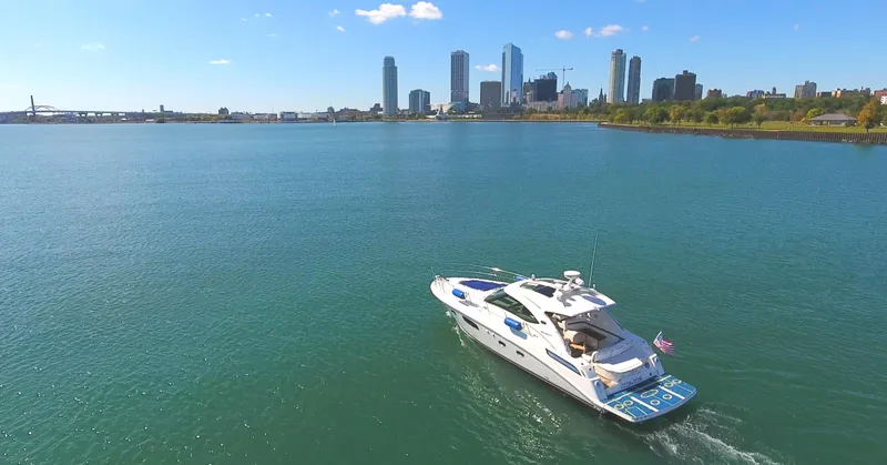 Slide: The Image of Sea Ray 470 Sundancer 2011 cruising near city skyline on a sunny day. - 19
