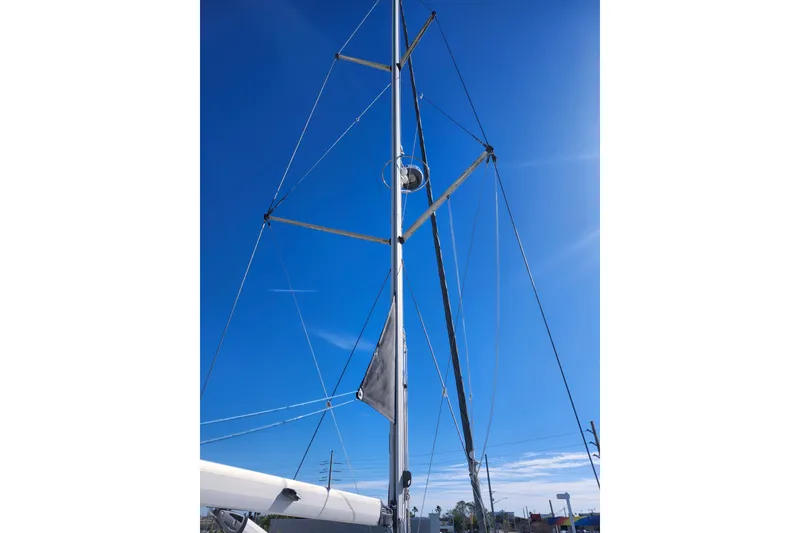 Slide: The Image of Mast of 2003 Hunter 426 Deck Salon sailboat against clear blue sky. - 9