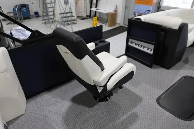 Slide: The Image of Evotti 523 CS Tritoon 2026 - 16