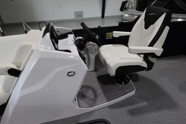 Slide: The Image of Evotti 523 CS Tritoon 2026 - 17