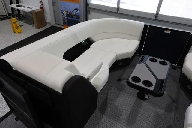 Slide: The Image of Evotti 523 CS Tritoon 2026 - 18