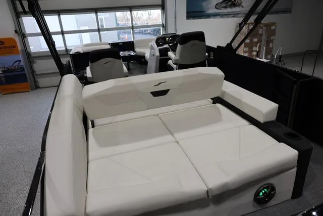 Slide: The Image of Evotti 523 CS Tritoon 2026 - 8