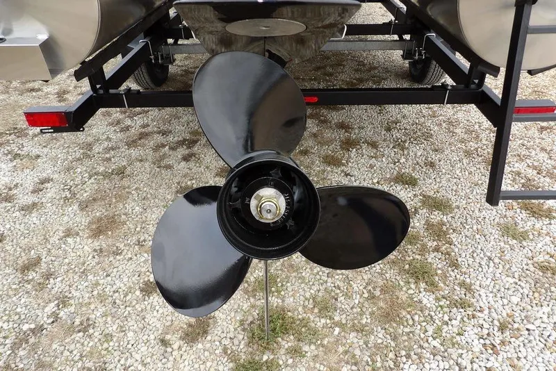 Slide: The Image of Propeller of 2026 Bennington S Swingback 21 SSB on gravel surface. - 35