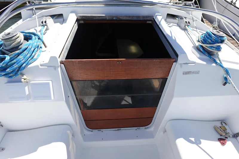 Slide: The Image of 1987 Hunter 310 sailboat cockpit with wooden hatch and coiled blue ropes. - 21