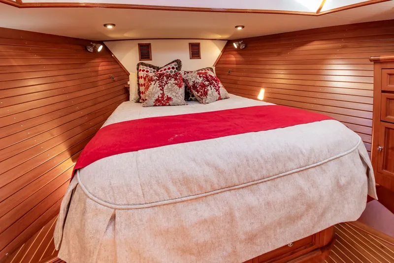 Slide: The Image of Luxurious bedroom in Grand Banks 49 Eastbay SX, 2005 model. - 39