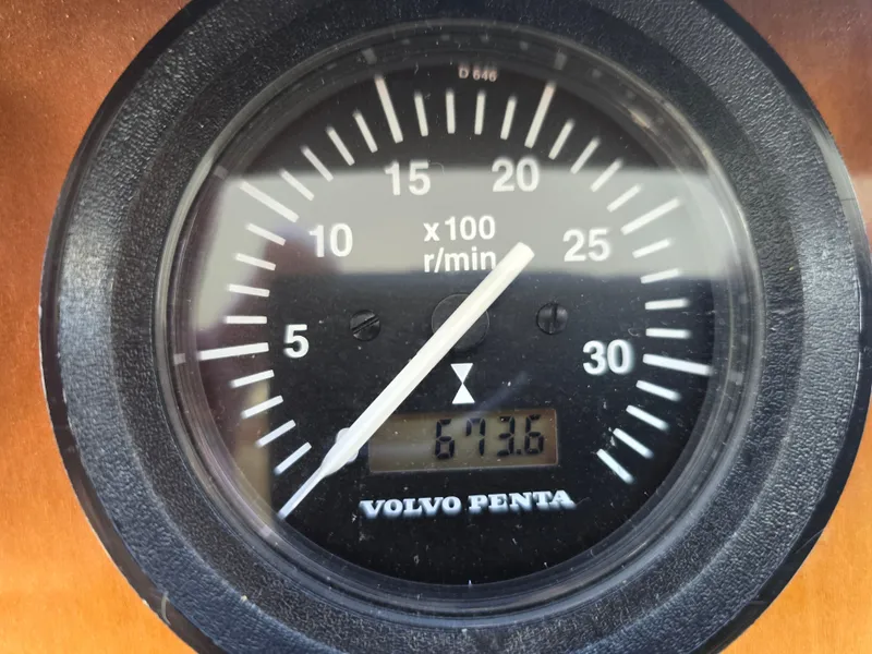 Slide: The Image of Volvo Penta tachometer displaying 673.6 hours, Navigator 44C 2005. - 15
