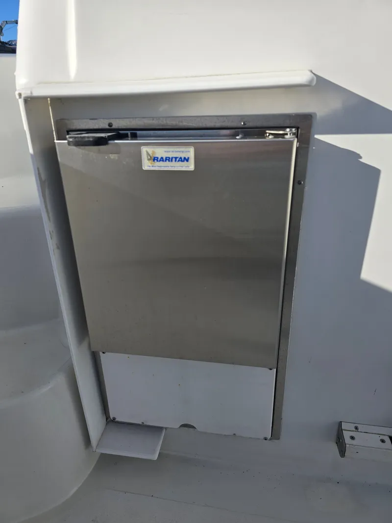 Slide: The Image of Raritan refrigerator on Navigator 44C yacht, year 2005. - 39