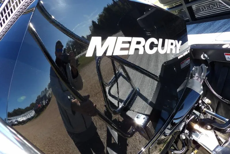 Slide: The Image of Mercury engine on 2026 Bennington S Swingback 22 SSB boat, reflecting surroundings. - 38