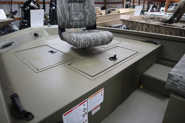 Slide: The Image of Lowe Roughneck 1860 Tunnel Jet 2026 - 3