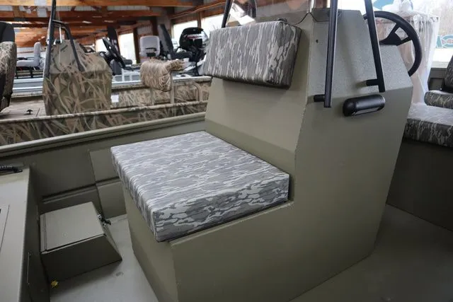 Slide: The Image of Lowe Roughneck 1860 Tunnel Jet 2026 - 4