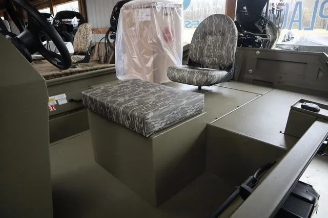 Slide: The Image of Lowe Roughneck 1860 Tunnel Jet 2026 - 5