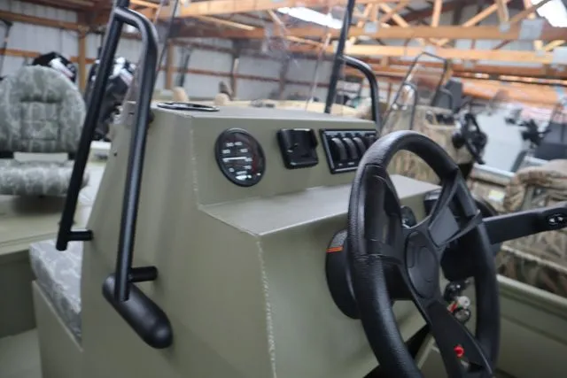 Slide: The Image of Lowe Roughneck 1860 Tunnel Jet 2026 - 6