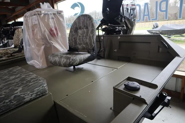 Slide: The Image of Lowe Roughneck 1860 Tunnel Jet 2026 - 7