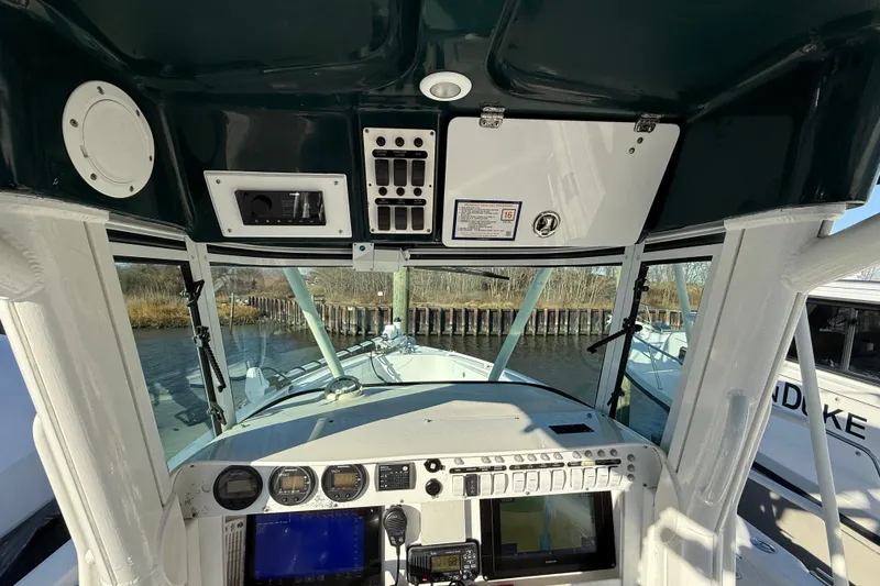 Slide: The Image of 2006 Everglades 260 Center Console boat dashboard with navigation equipment and controls. - 4